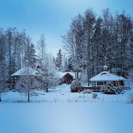 Majatalo Laiskanlinna Puujärven Rannalla
